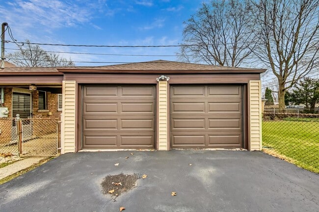 Building Photo - 733 E Rockland Rd