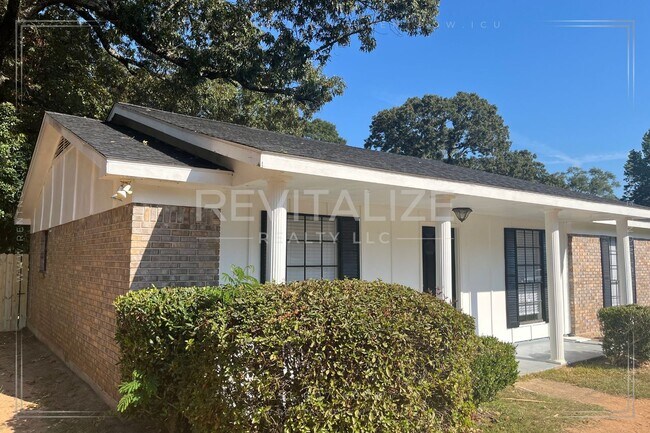 Primary Photo - Beautifully Remodeled 4/2 Home in West Mob...