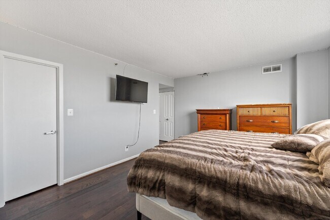 Building Photo - 3713 S George Mason Dr