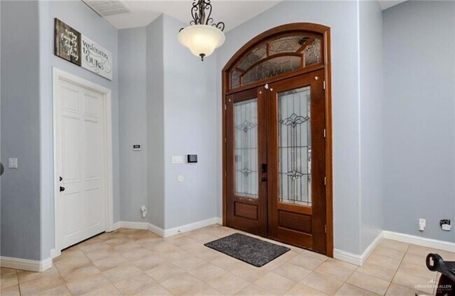 Building Photo - 2513 Kings Dr