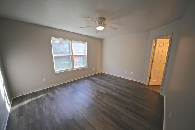 Building Photo - 876 Meadowlands Dr