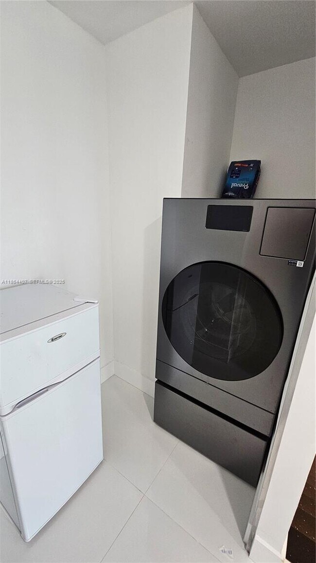 Building Photo - 1861 NW N River Dr