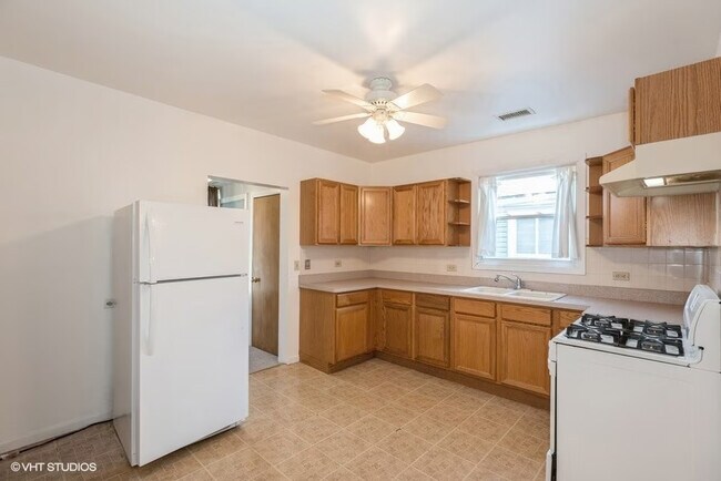 Building Photo - 5639 N Karlov Ave