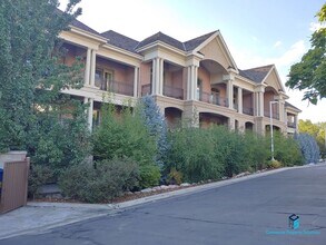 Building Photo - Stunning Penthouse Unit with Beautiful Views available for Rent!