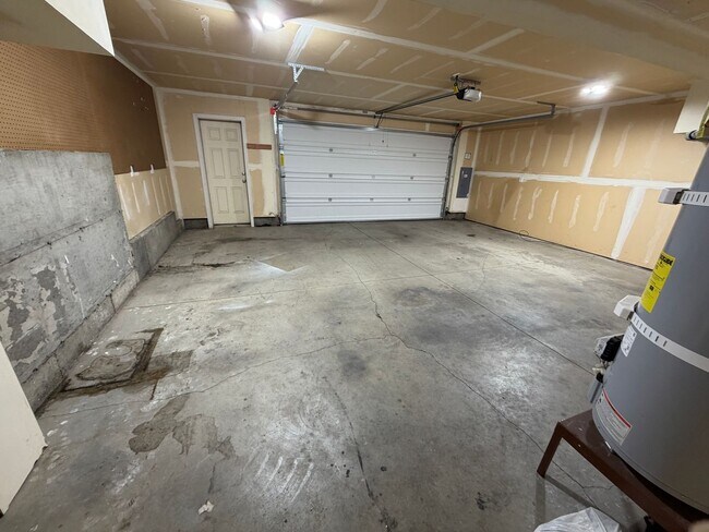 Building Photo - New paint & carpet! 2 bed 2.5 bath + bonus room townhome