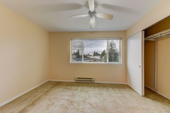 Building Photo - Commute-Friendly, Top-Floor, Totally Comfortable