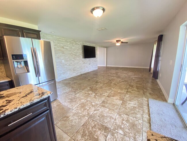 Building Photo - 4/2.5 Clermont Home with fenced yard