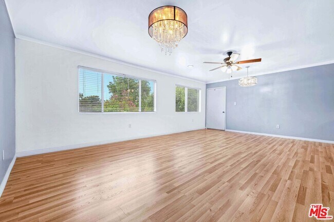 Building Photo - 12801 Moorpark St