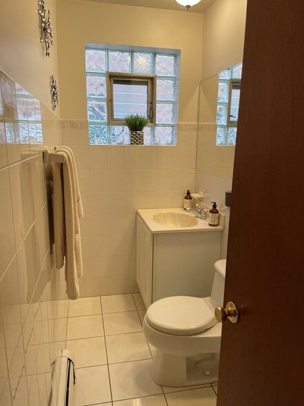 POWDER ROOM - 703 N 11th Ave
