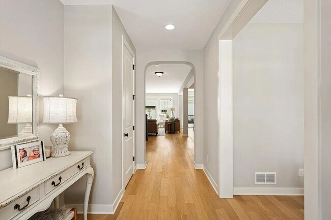 Building Photo - Absolutely stunning woodbury property for lease!