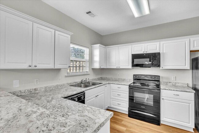 Building Photo - 3 Br, 2.5 Ba Townhome In Richmond Hill