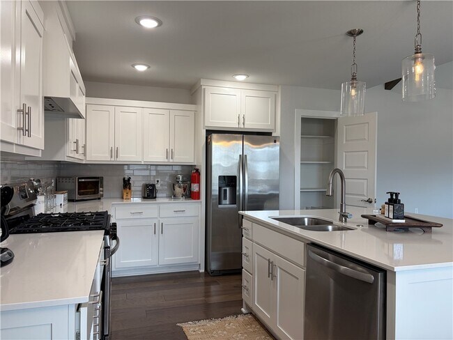 Building Photo - 2739 S Angels Rd