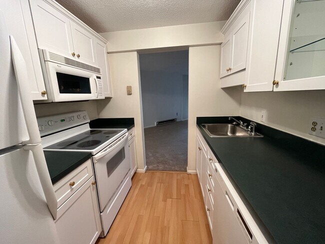 Building Photo - Multi Level One Bedroom Condo Near Blue Ba...