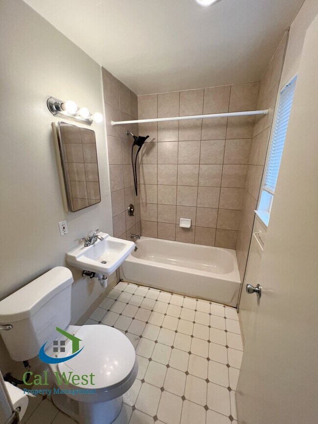 Building Photo - $2895 -  Downstairs 2 Bed 1.5 Bath-Updated Kitchen near Westgate Center