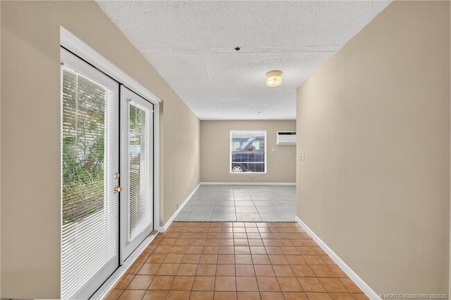 Building Photo - 410 SW California Ave