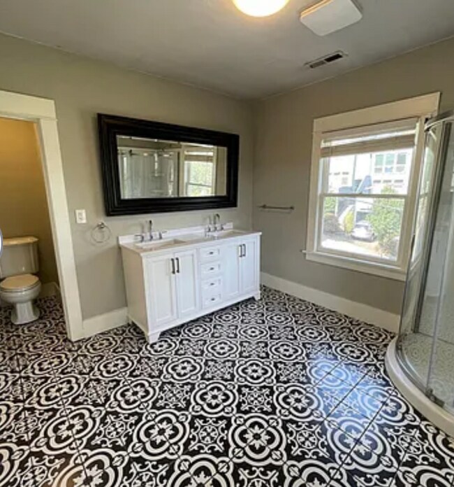 Building Photo - 4-Bedroom Home in SW Portland! Hardwood floors, spacious deck, full basement, separate entry for ...