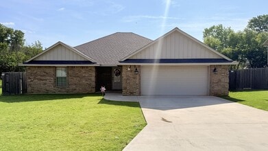 Building Photo - 28 NE Summerwood Dr