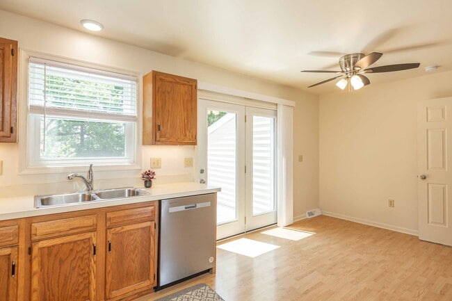 Building Photo - Updated Townhouse with Deck, Basement, New...