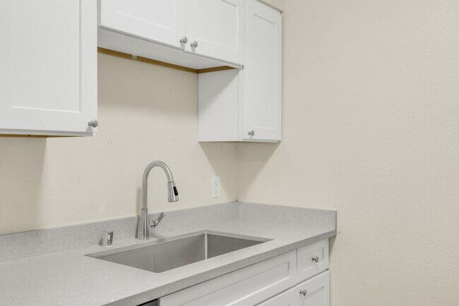 Building Photo - Great 2 Bedroom Condo in Gated Community