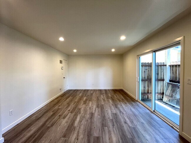 Building Photo - 1629 Kendall Dr