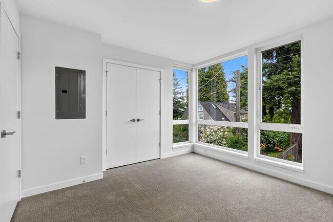 Building Photo - Hilltop Gem w/ AC and 360° Rooftop Views (1st Month Free)