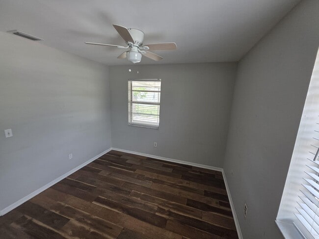 Building Photo - 978 Sumter Rd W