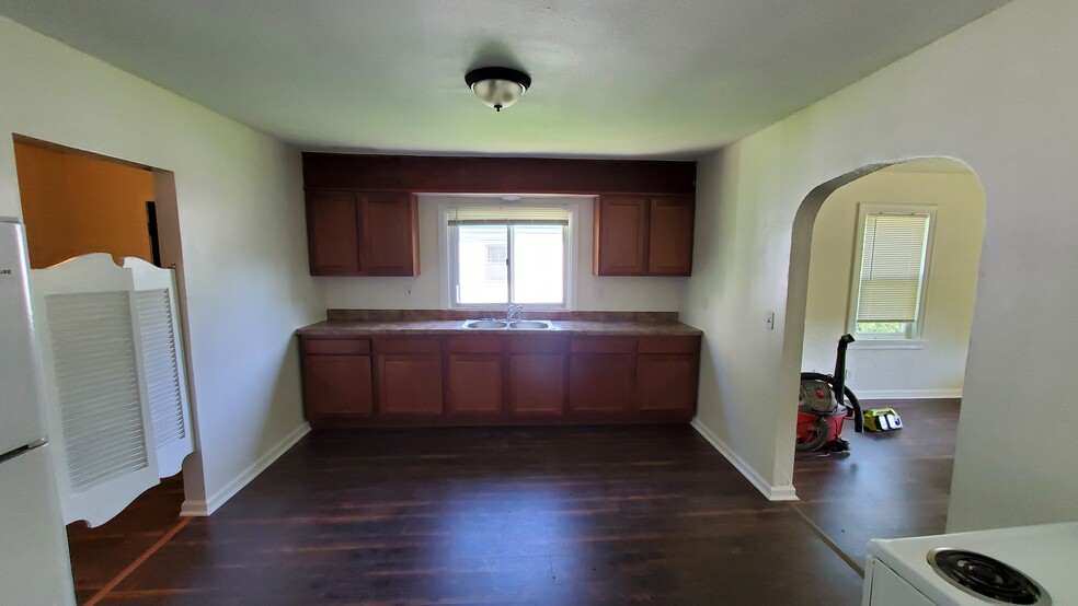 Kitchen - 1387 Elizabeth St