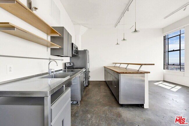 Building Photo - 315 E 8th St