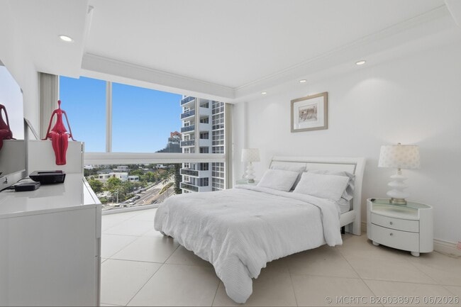 Building Photo - 2715 N Ocean Blvd
