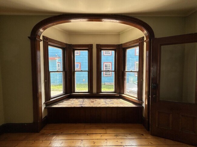 Building Photo - 14 Crombie St