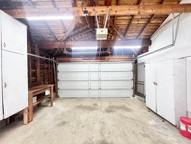 Building Photo - Stunning 3-bedroom, 2-bathroom home with a bonus room/office!