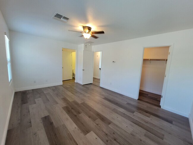 Building Photo - 4 Bedroom 2 Bathroom Home Close to Shopping and Restaurants!!