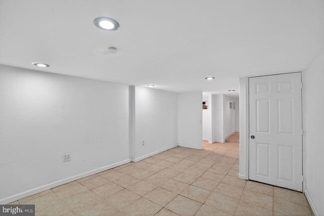 Building Photo - 1302 N Dover St