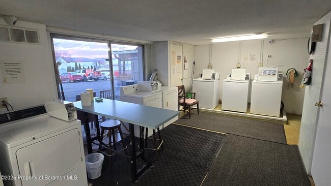 Building Photo - 3730 Lawrence Ave