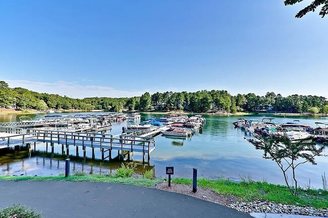 Building Photo - 4 Bedroom home Keowee Key Community