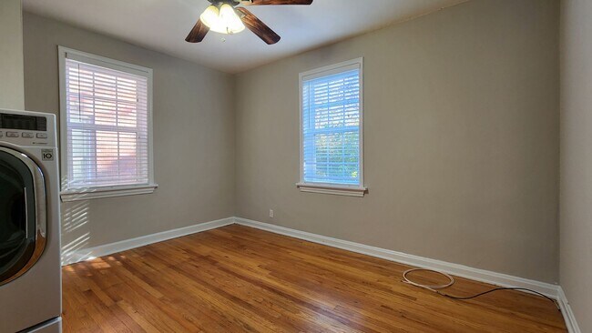 Building Photo - One-Bedroom Apartment in Dogtown*In-Unit W...