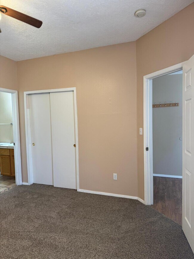 Building Photo - 256 Glenridge Park Ln NE