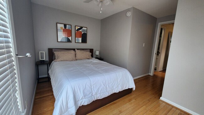 Building Photo - End-unit townhome in highly desired Kingstown