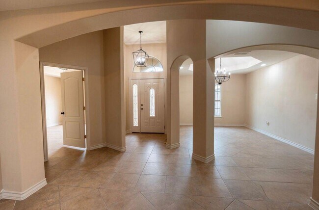 Building Photo - 204 N Espana Dr