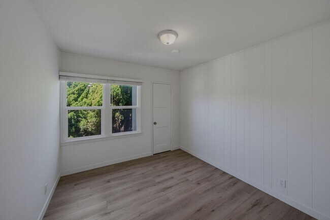 Building Photo - 8339 Kenyon Ave