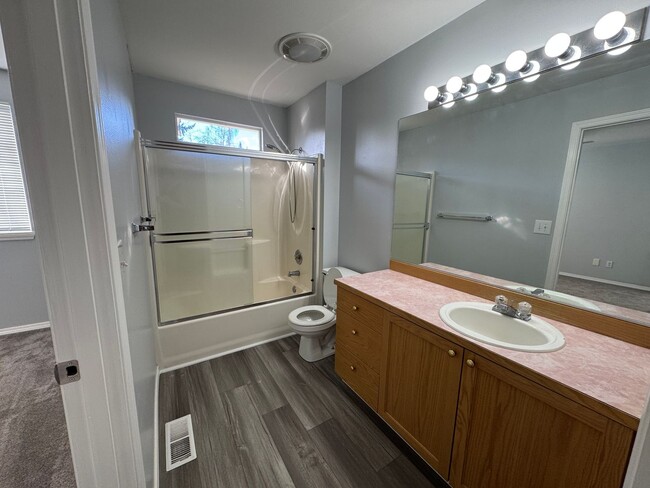 Building Photo - Modern Updated Townhome