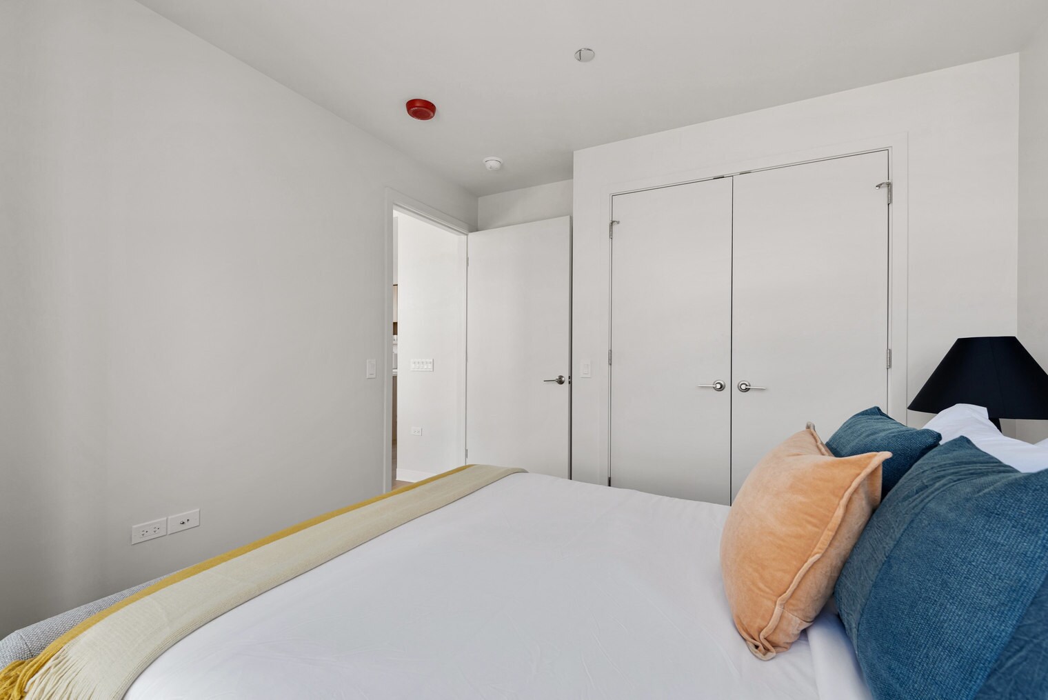 Building Photo - 901 W Blackhawk St