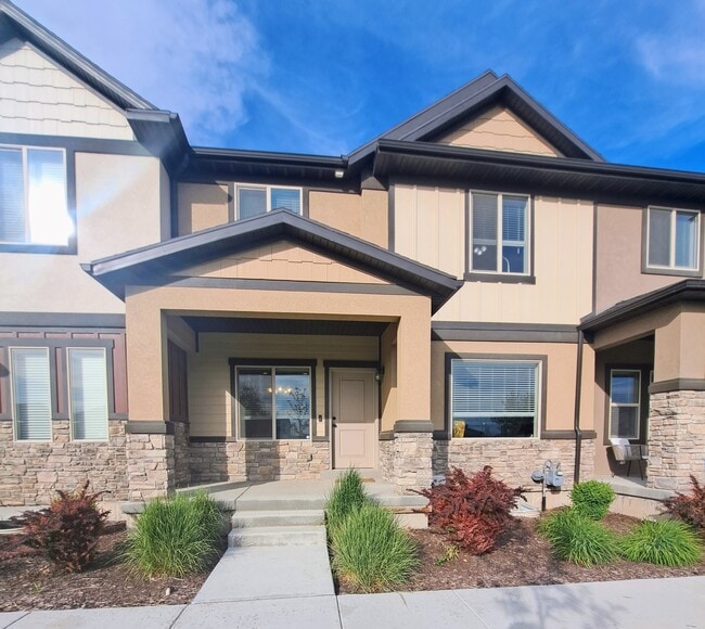 Building Photo - 755 N 2560 E
