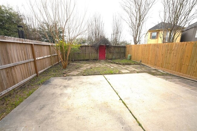 Building Photo - 10819 Almeda Park Dr
