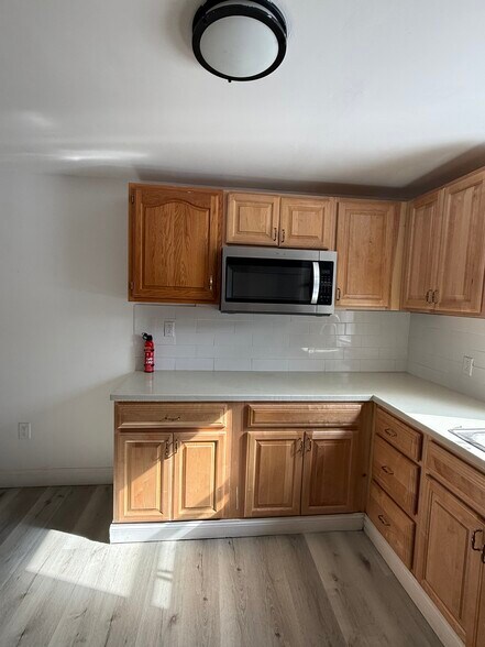 MICROWAVE - 424 W Oak St