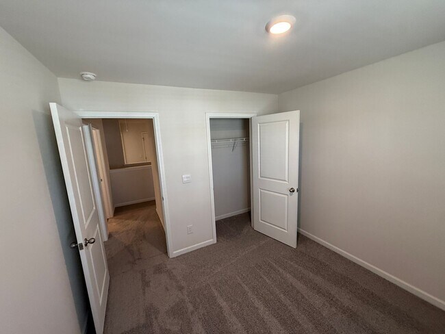 Building Photo - Beautiful Townhome in Charlotte