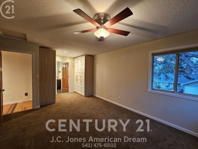 Building Photo - Prime Southern Oregon Location for the Outdoor Enthusiast