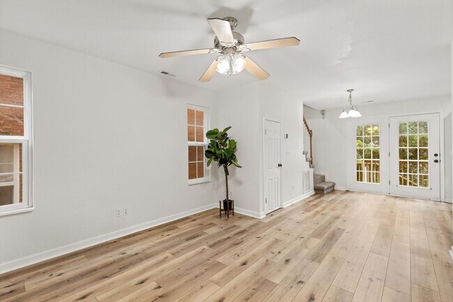 Building Photo - Knoxville 37912 - 3 bedroom, 2.5 bath all ...