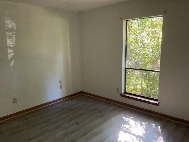 Building Photo - 215 Lakeland Ct