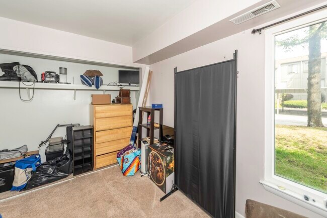 Building Photo - 9601 Bayview Dr